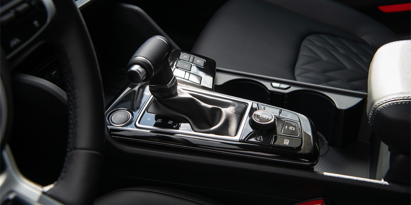 The center console and automatic gear shifter of a Kia Sportage