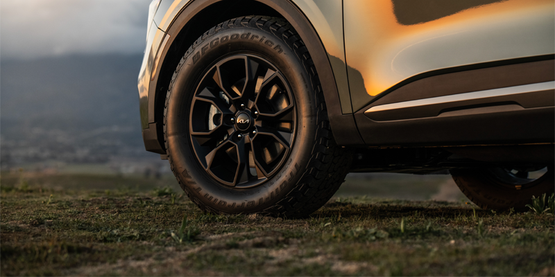 A close-up of a Kia Sportage's tire and wheel